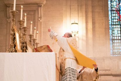 priest-celebrating-Latin-mass