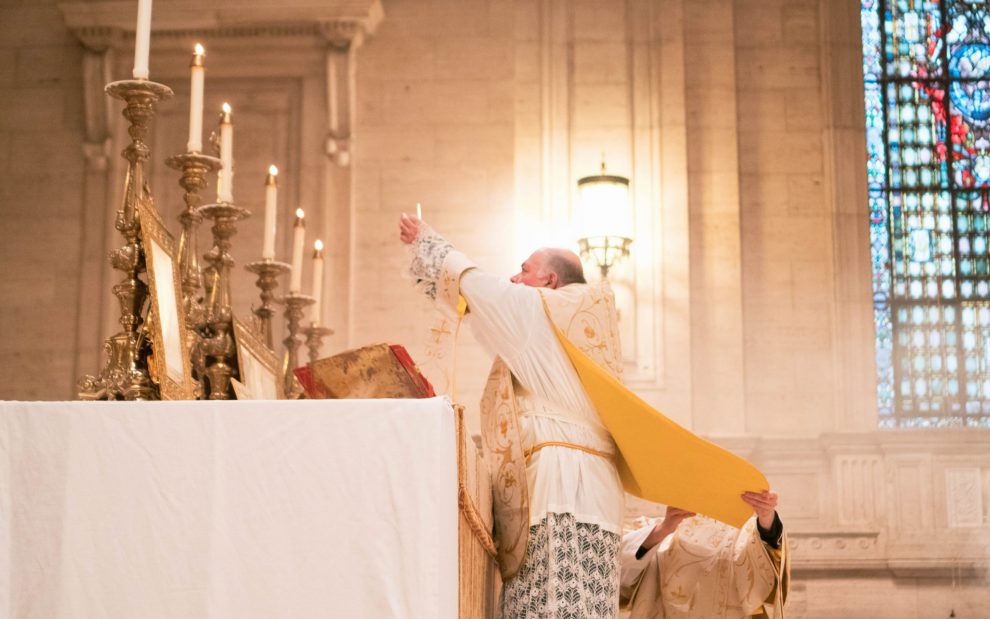 priest-celebrating-Latin-mass