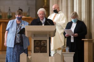 woman-lectors-during-Mass