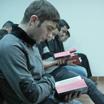 Iraqi-men-reading-bibles
