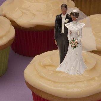 bride-and-groom-cupcake