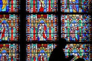 praying-before-stained-glass-window