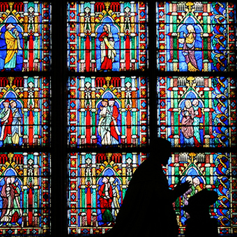 praying-before-stained-glass-window