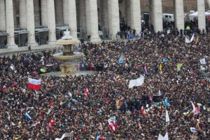 crowd-at-vatican