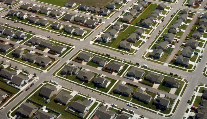 neighborhood-with-rows-of-houses
