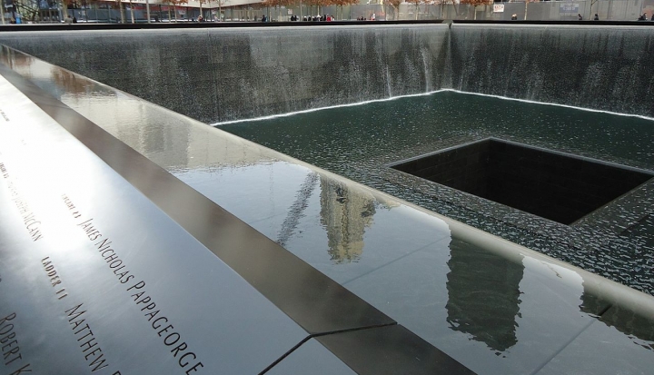 911_Memorial_fountain_and_pool_in_New_York_City_WIkimedia