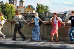 chain-of-people-holding-hands