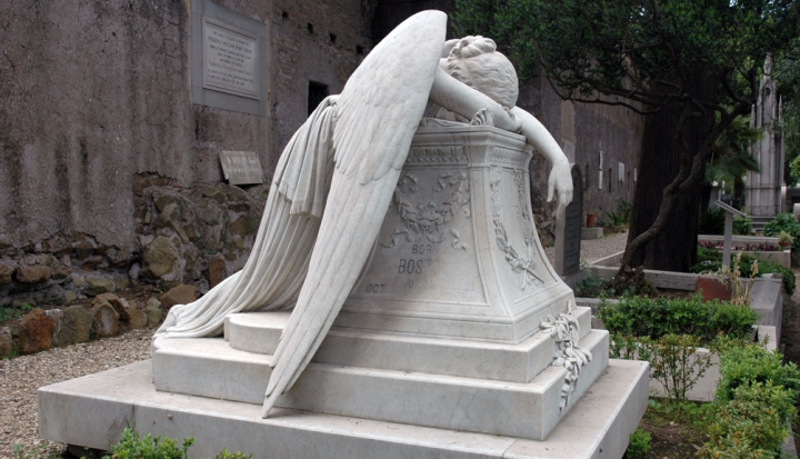an-angel-on-tombstone