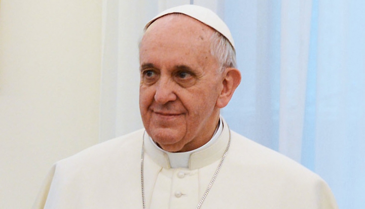 Pope-Francis-in-white-cassock-and-zuchetto