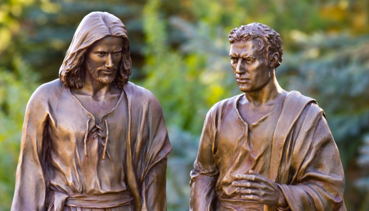 statue-of-jesus-with-a-disciple