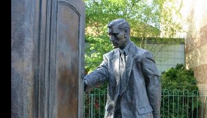 C.S._Lewis_Statue