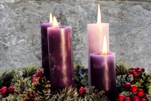 purple-pink-candles-green-wreath