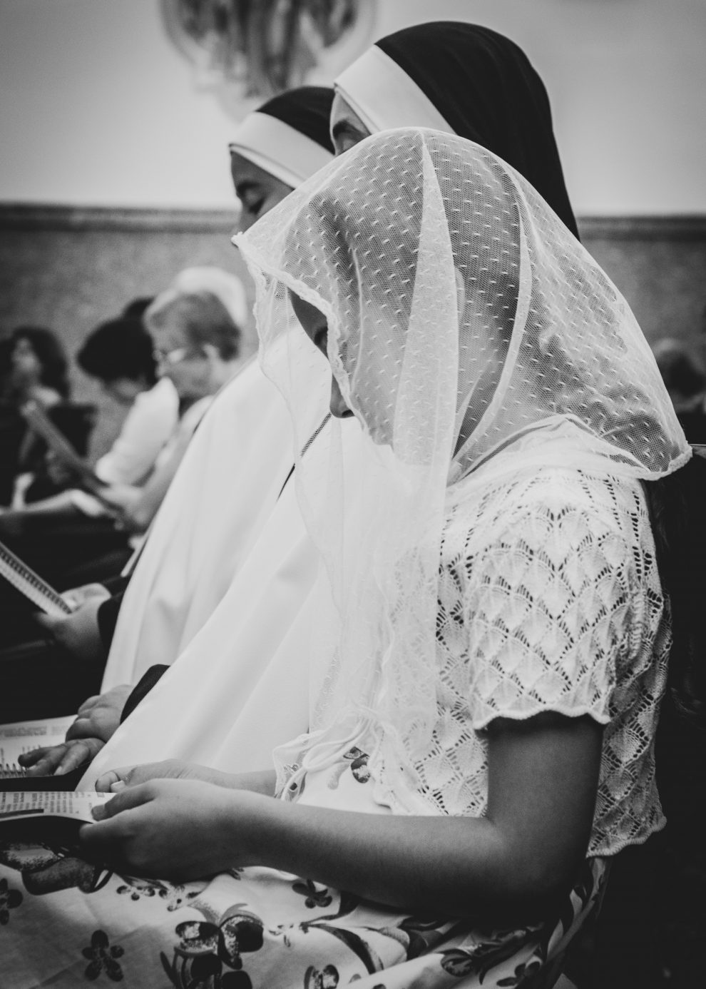 girl-wearing-chapel-veil