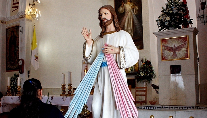 Jesus-statue-Faustina