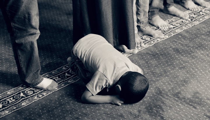muslim-child-bowing