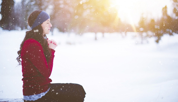 woman-kneeling-to-pray-in-snow