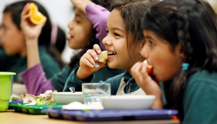 children-eating-in-cafeteria