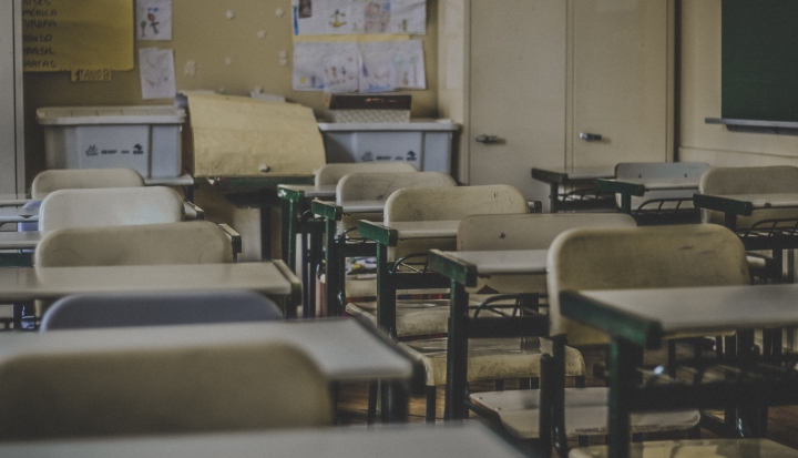 classroom-with-empty-desks