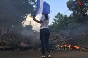 nicaraguan-citizen-waving-flag-in-warzone