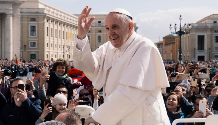pope-francis-waving