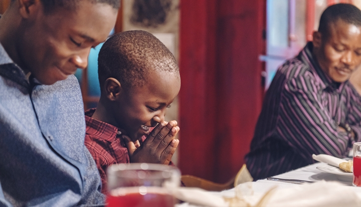 family-praying-at-table