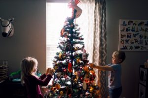 children-decorate-christmas-tree