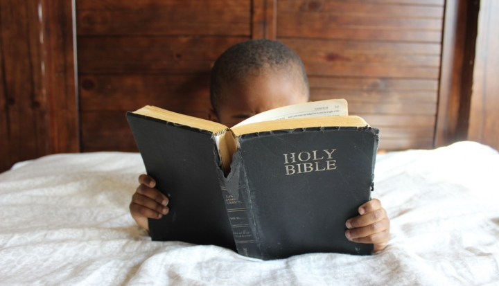 child-reading-Bible