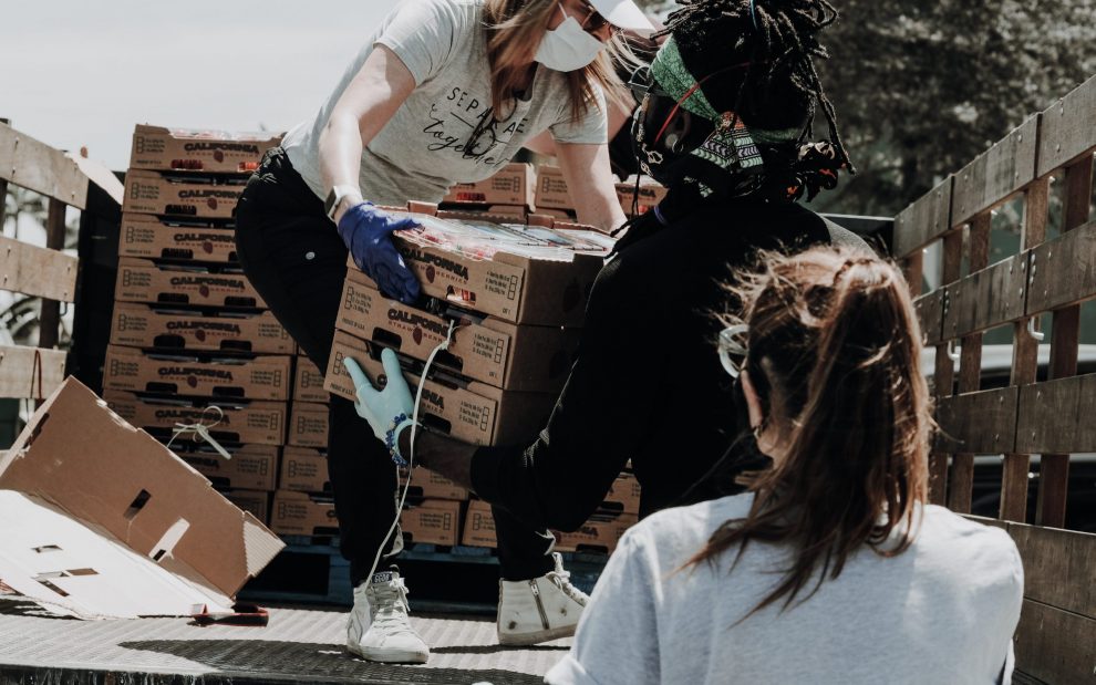 volunteers-lifting-boxes