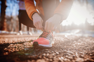 runner-tying-running-shoes