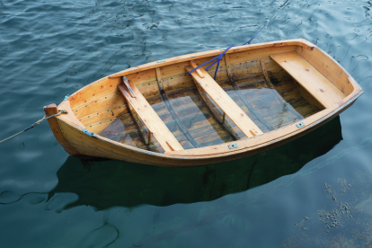 wooden-boat-in-lake