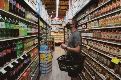 man-wearing-mask-while-shopping