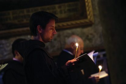 franciscan-monk-praying