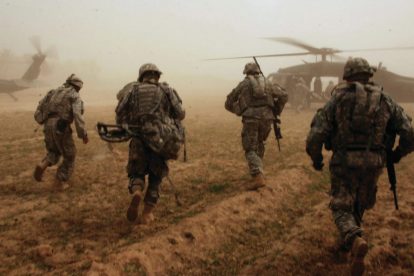 soldiers-running-to-helicopter