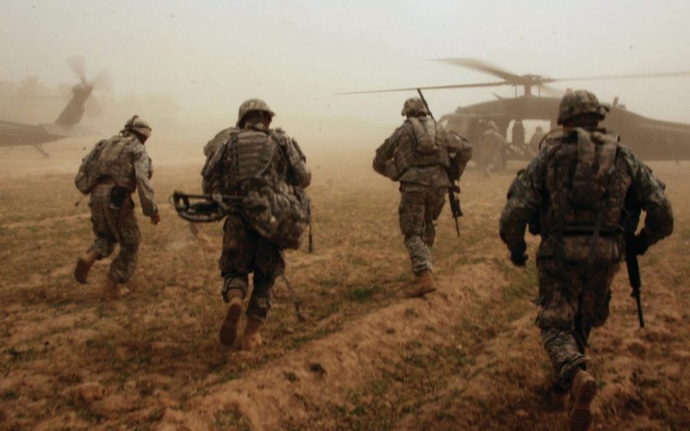 soldiers-running-to-helicopter