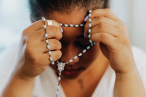 woman-praying-rosary