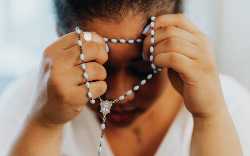 woman-praying-rosary