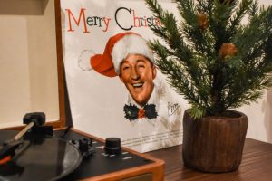 turntable-with-record-and-christmas-tree