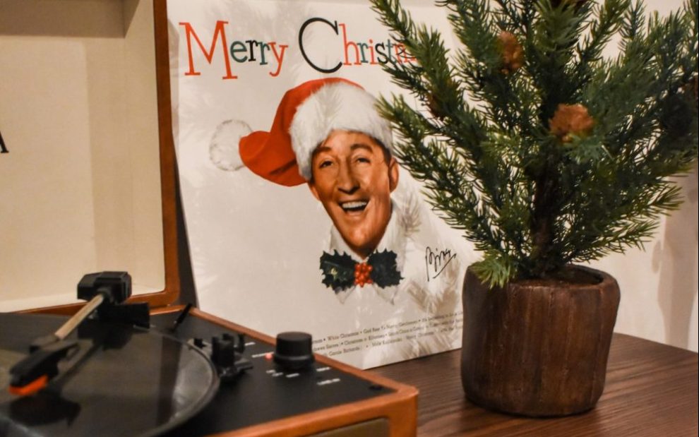 turntable-with-record-and-christmas-tree