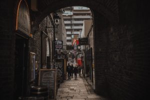 pub-in-dublin-alley