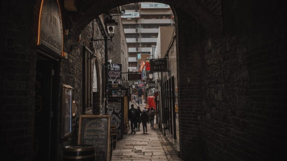 pub-in-dublin-alley