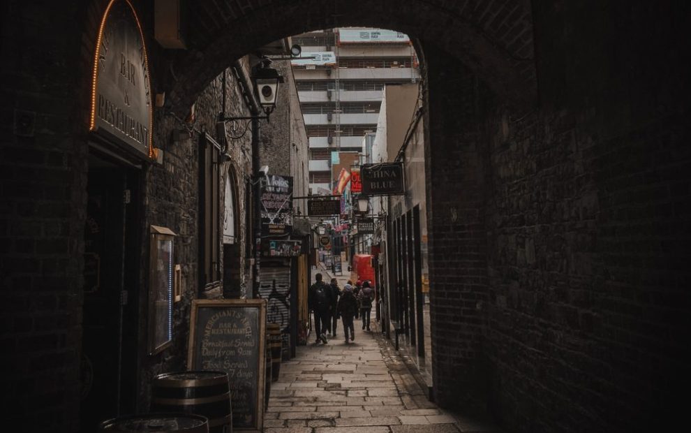 pub-in-dublin-alley