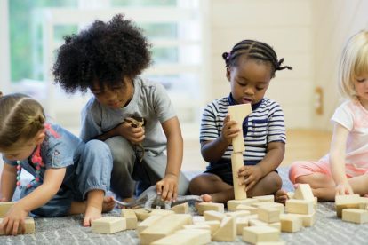 cxhildren-playing-with-building-blocks