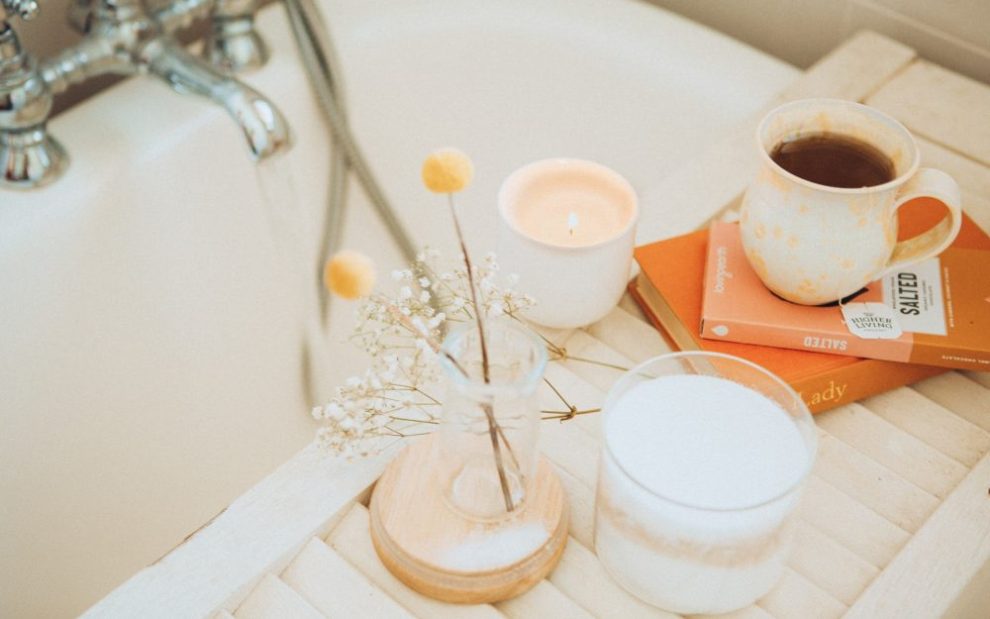 coffee-on-bathtub-table