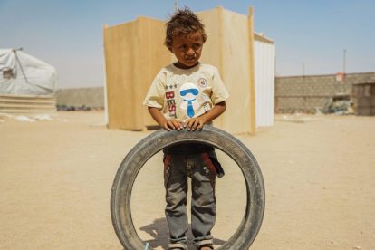 yemeni-child-standing-in-desert