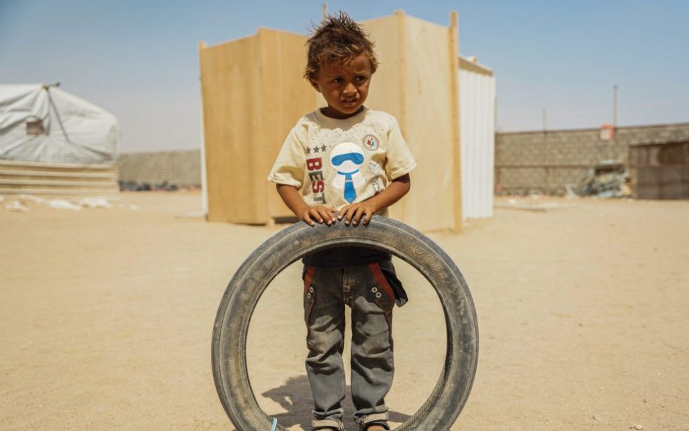 yemeni-child-standing-in-desert