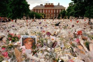 flowers-outside-kensington-palace-following-the-death-of-diana-princess-of-wales