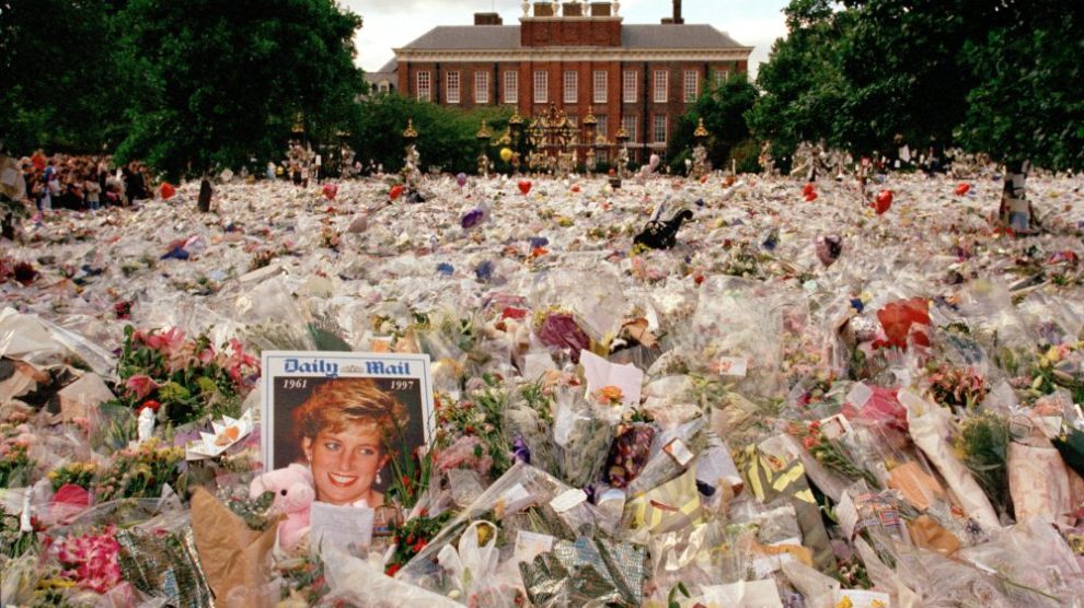 flowers-outside-kensington-palace-following-the-death-of-diana-princess-of-wales