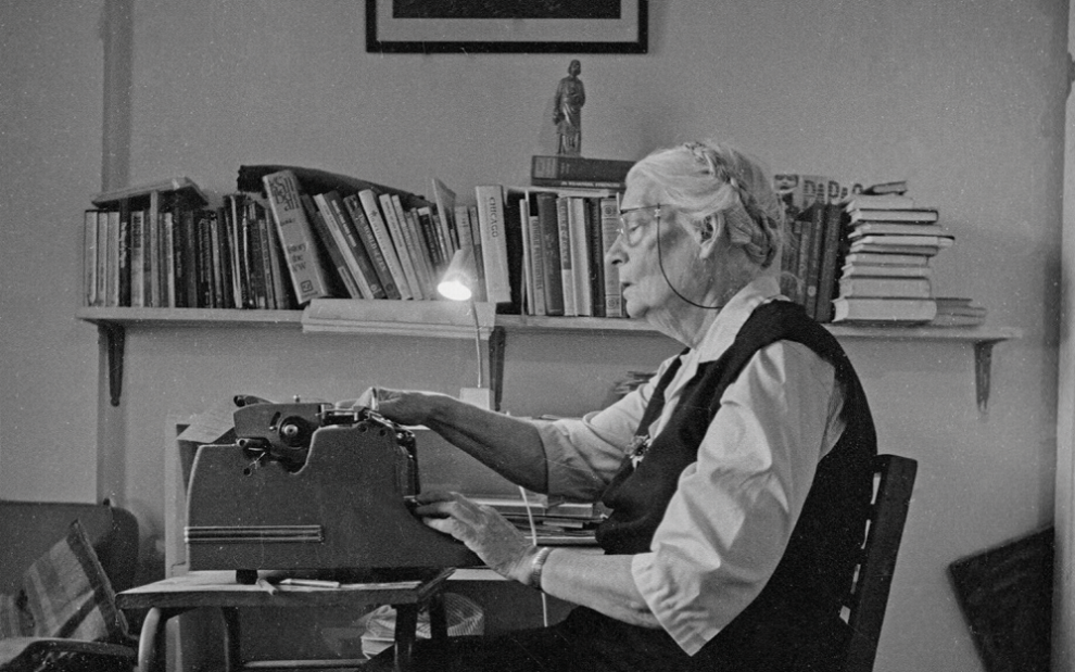 dorothy-day-sitting-at-typewriter