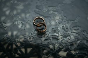 wedding-rings-on-dark-background