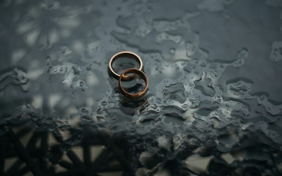 wedding-rings-on-dark-background